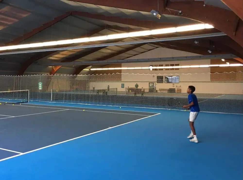 Spieler auf dem blauen Laykold-Hallenplatz der Tennishalle Lütjensee